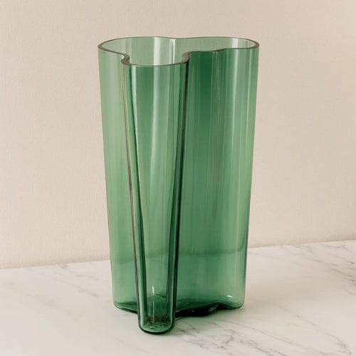 Lysea™ Vert - 24CM Vase en verre soufflé – Vase vert décoratif moderne ondulé pour salon